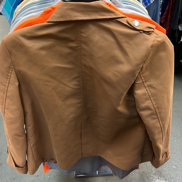 I’m selling a jacket for ladies. - Picture 2 of 2